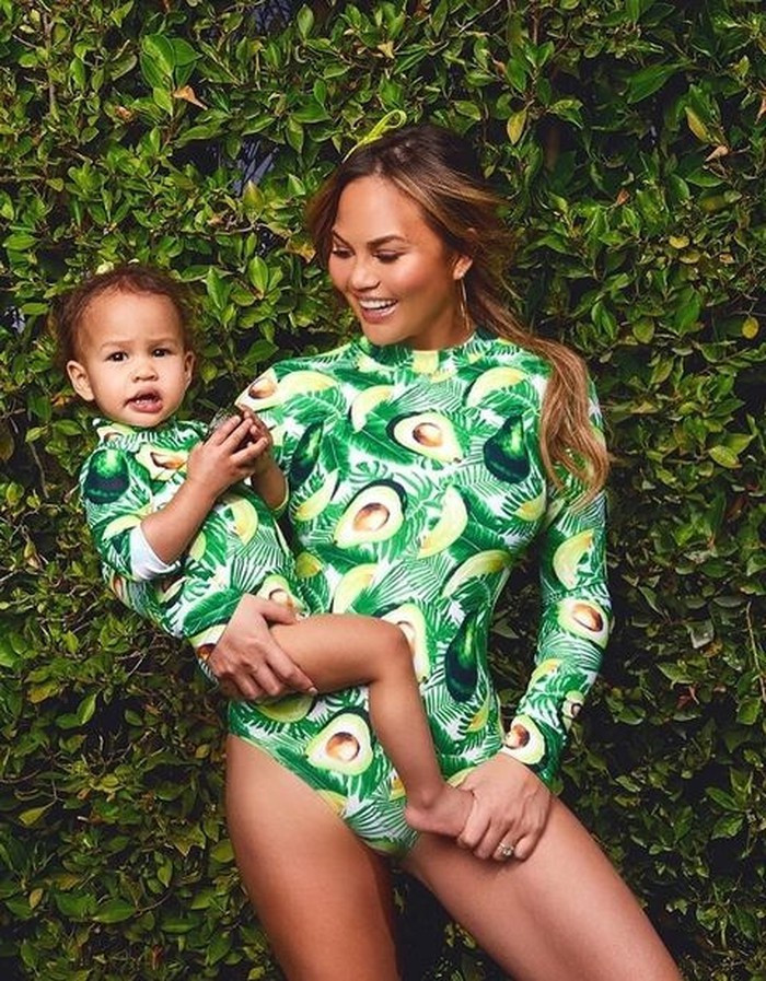 Siêu mẫu người Mỹ Chrissy Teigen và cô con gái cưng Luna Stephens diện đồ đôi cực sexy.