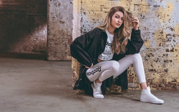 Mẹ của Gigi Hadid đã từng chia sẻ rằng, cả cô nàng siêu mẫu này và em gái Bella Hadid đều thức dậy từ lúc 4 - 5 giờ sáng để đi đến phòng tập luyện. Điều này giúp Gigi giữ gìn được vóc dáng luôn khỏe mạnh, cân đối và có thêm nguồn năng lượng cần thiết để hoạt động xuyên suốt cả ngày.