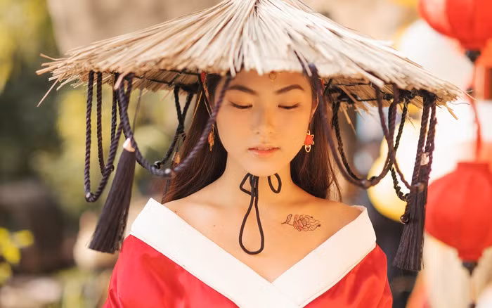 Tối ngày 22/9, MV "Hoa Hải Đường" của Jack chính thức ra mắt. Nữ chính xuất hiện trong MV lần này của nam ca sĩ là Nguyễn Linh Chi, sinh năm 2001, ở Hà Nội, đang là sinh viên Học viện Báo chí và Tuyên truyền.