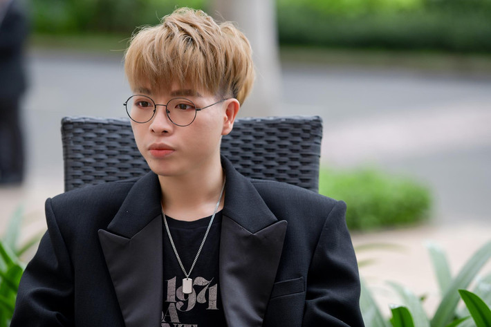 Đức Phúc đã khéo léo lựa chọn màu nhuộm nâu sáng cùng với tóc tỉa Layer, sự kết hợp hoàn hảo này càng làm nổi bật được gương mặt nhỏ nhắn của chàng ca sĩ này.