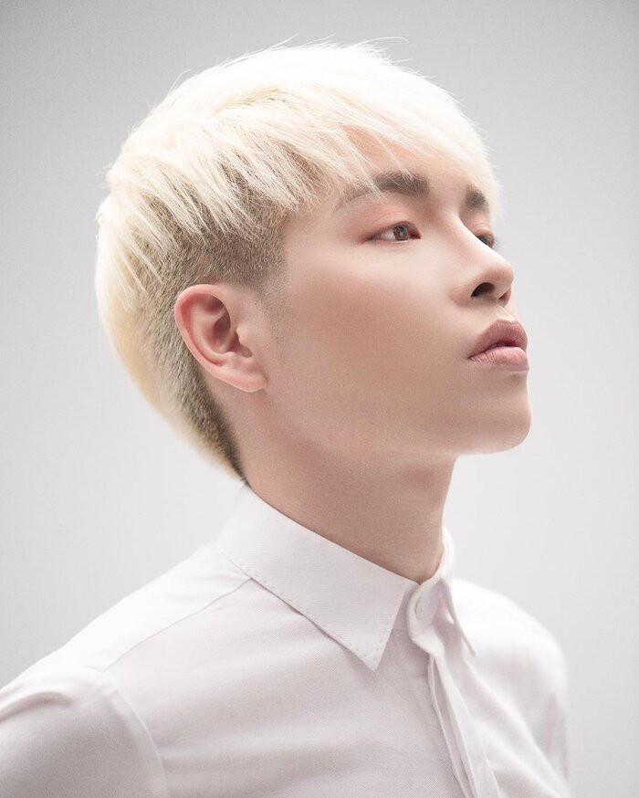 Sau khi phẫu thuật thẩm mỹ, Đức Phúc vẫn chuộng màu tóc trắng hay tóc bạc mà hiếm khi xuất hiện với mái tóc đen như trước đây từng trưng dụng. Ảnh: FB, Internet.