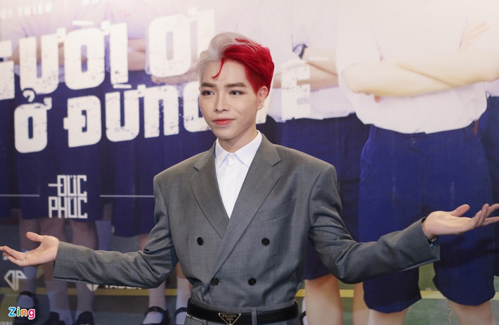 Từ trước đến nay, dù rất chịu khó thay đổi màu tóc, thế nhưng đây có lẽ là lần hiếm hoi nam ca sĩ "chịu chơi" khi thử mix 2 màu tóc nổi bật cùng một lúc. Ảnh: Zing.