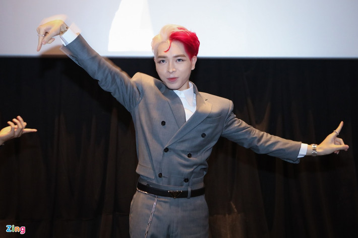 Mới đây, nam ca sĩ Đức Phúc khiến nhiều người không khỏi bị choáng váng vì màu tóc nhuộm mới cực chất, pha trộn 2 màu vàng và hồng đậm. Ảnh: Zing.