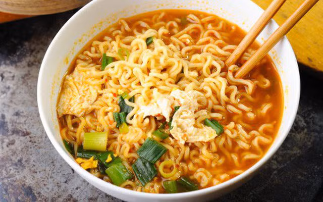 Mì chứa nhiều carbohydrate, sau khi ăn sẽ chuyển thành chất béo gây đầy bụng, béo phì. Ngoài ra, hầu hết các loại mì đều khiến cơ thể có chỉ số đường huyết cao, giấc ngủ không ngon, dễ thức giấc giữa chừng. Ảnh: Internet, BS.