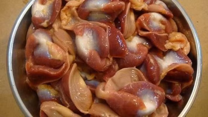 Mề gà xào cay: Món ngon từ mề gà này gồm các nguyên liệu 500g mề gà, 10g ớt ngâm (có thể tăng hoặc giảm tùy thuộc vào độ ăn cay), 5 tép tỏi; 3 lát gừng; 2 muỗng canh nước tương; 1/2 muỗng cà phê muối; 1/2 muỗng cà phê đường cát; 1 muỗng cà phê rượu nấu ăn; 1/4 muỗng cà phê tiêu; 1 muỗng canh tinh bột ngô đã pha.