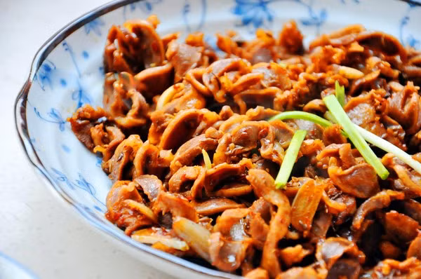 Cách làm: Mề gà làm sạch, (đem bóp với muối và giấm cho sạch) rồi thái miếng mỏng vừa ăn. Cho mề gà ướp với muối, rượu nấu ăn, 1 muỗng canh nước tương, hạt tiêu trong 10 phút. Ớt ngâm thái nhỏ. Tỏi, gừng băm nhỏ.- Cho dầu ăn vào chảo, đun nóng rồi thêm gừng, tỏi, ớt ngâm vào phi thơm. Sau đó cho mề gà vào đảo.