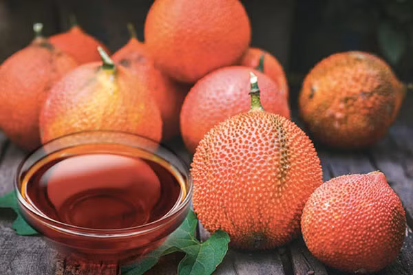 Dầu gấc. Để có đôi môi vừa mịn màng vừa đỏ hồng xinh xắn, bạn có thể dùng quả gấc chín để chăm sóc môi. Mỗi ngày ăn từ 5-7 hạt gấc hấp mật ong, đôi môi bạn sẽ trở nên tự nhiên và mịn màng hơn.