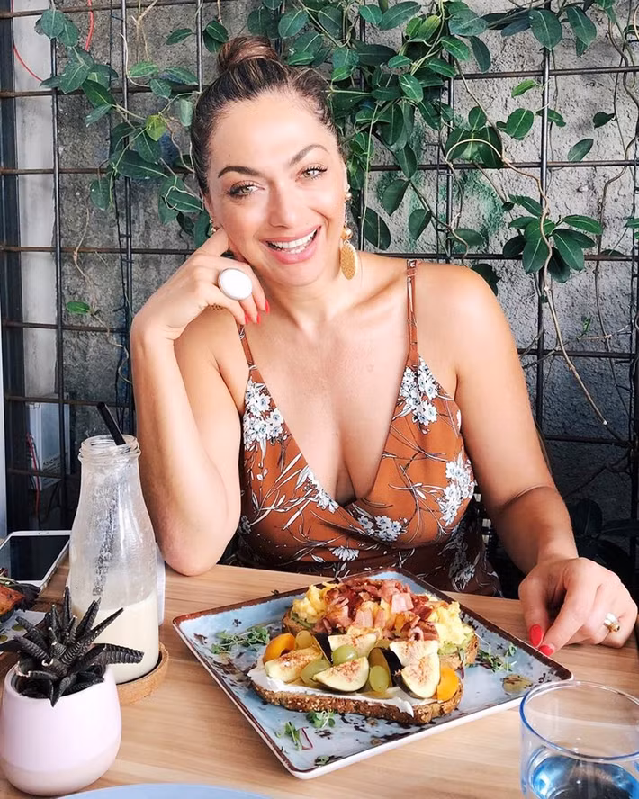 Tonia từng viết một quyển sách có tựa đề The Secret of Spices (tạm dịch: Bí mật của gia vị) nhằm kể chi tiết một số loại thảo mộc, gia vị có tác dụng tốt với nhan sắc. Trong khi đó, những loại khác có thể thúc đẩy tâm trạng, hỗ trợ các kỹ năng nhận thức. Bà mẹ 51 tuổi tin rằng thực đơn gồm nhiều loại rau theo mùa, thảo mộc và gia vị giúp trẻ lâu.