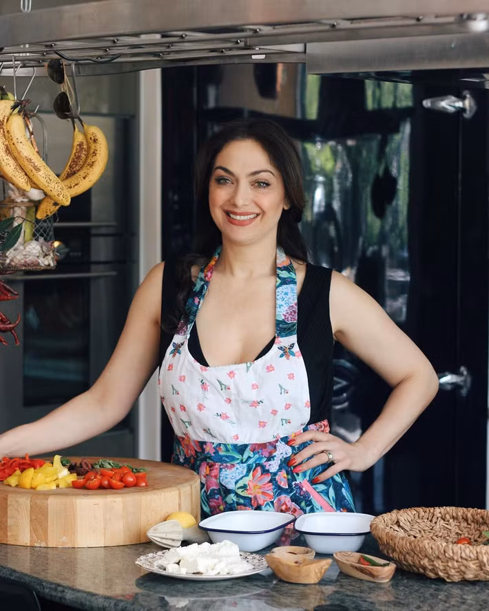 Nữ MC 52 tuổi chia sẻ: "Khi người ta nghiên cứu về vùng Địa Trung Hải, họ không tìm được lý do tại sao những người dân nơi đây hiếm khi bị bệnh tim mạch hay ung thư và còn rất trẻ trung. Đó là bởi lối sống và thói quen ăn uống đã hình thành từ lâu. Thành phần quan trọng nhất đó là dầu olive và các loại rau củ quả nhiều màu sắc, họ ăn nhiều cà chua, lá hương thảo, mì ống, bánh mì...".