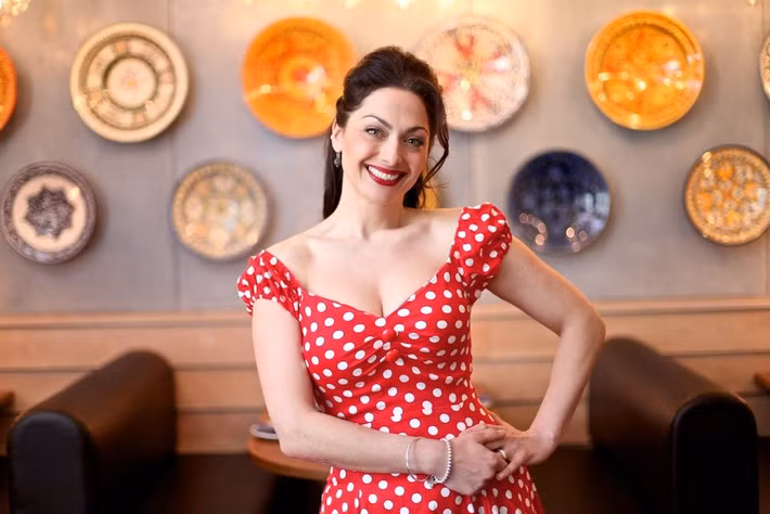 Tonia Buxton là người Síp gốc Hy Lạp, hiện làm công việc dẫn chương trình tại Anh. Theo Daily Mail, cô áp dụng chế độ ăn kiêng kiểu Hy Lạp nhằm giữ vẻ ngoài trẻ trung.