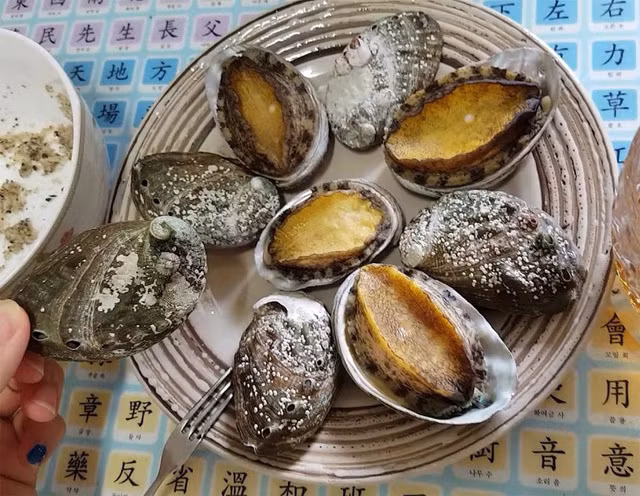 Một trong những giá trị lớn nhất của bào ngư là bổ thận, tăng cường sinh lực cho nam giới. Đây cũng là lý do món bào ngư Hàn Quốc lại được nhiều nhà giàu Việt săn lùng. Ảnh: GiadinhNet.