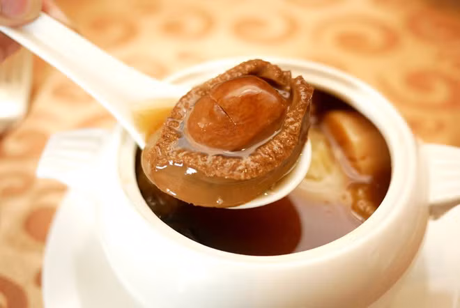 Những món ngon từ bào ngư có thể kể đến cháo bào ngư, bào ngư nướng sốt gừng tỏi, bào ngư sốt dầu hào….