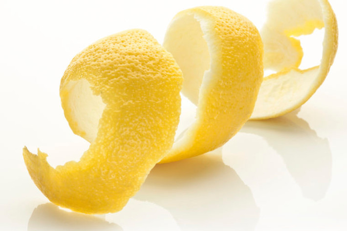 Nhai vỏ trái cây: Rửa sạch vỏ chanh hoặc cam rồi nhai chúng sẽ giúp hơi thở thơm mát ngay lập tức, axit citric trong loại vỏ này khuyến khích tuyến nước bọt sản xuất nhiều hơn.