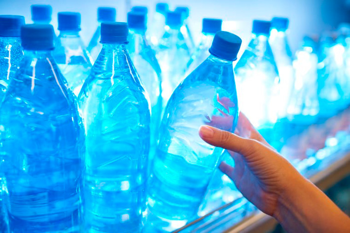 Uống đủ nước: Một nguyên nhân phổ biến của chứng hôi miệng là do miệng bị khô. Nước bọt không được tiết thường xuyên sẽ khuyến khích sự phát triển của vi khuẩn gây mùi, đây chính là lý do hơi thở của bạn “nặng mùi” hơn khi vừa ngủ dậy. Làm giảm bớt khô miệng bằng cách uống nước thường xuyên, đặc biệt là khi vừa thức dậy.