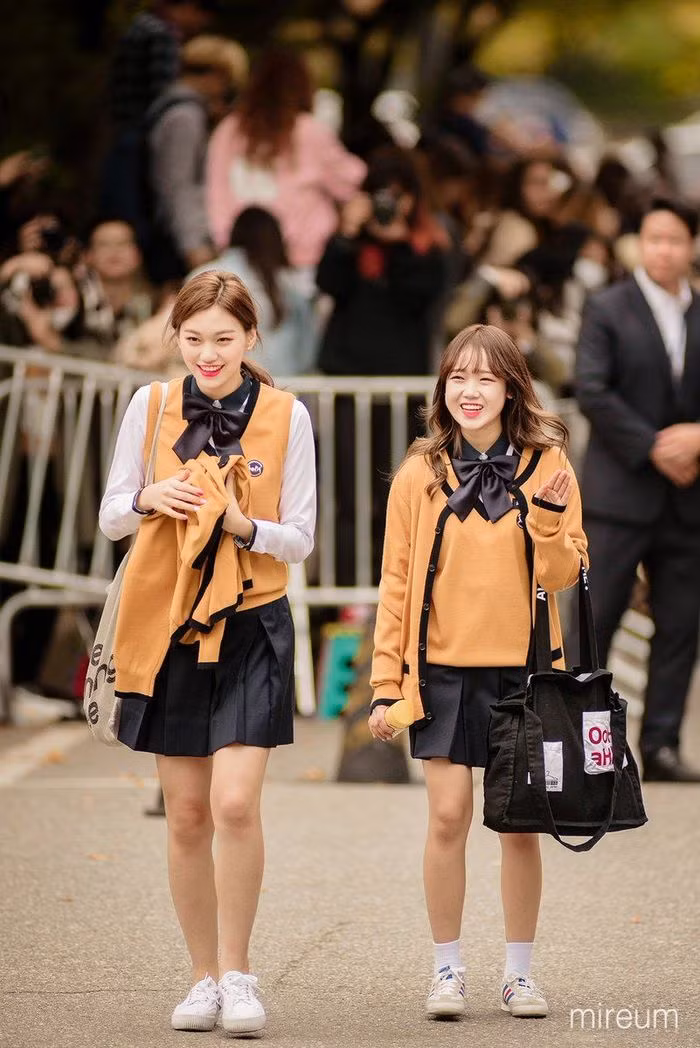 Khi trời trở lạnh, các nữ sinh khoác thêm chiếc áo len mỏng.