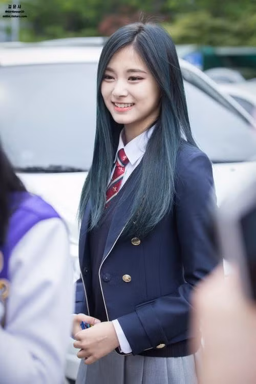 Thành viên Tzuyu của nhóm TWICE cũng dịu dàng và nữ tính hơn trong bộ đồng phục đến trường.