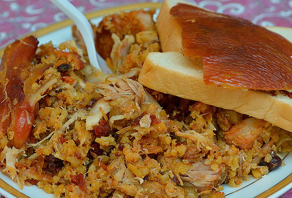 3. Lechona – Colombia: Món ăn nổi tiếng của Colombia là lợn nhồi gạo, hành tây, đậu Hà Lan và nướng trong 23 giờ. Vì cần sự chuẩn bị cầu kì và tốn thời gian, nên món ăn này chủ yếu được phục vụ vào dịp lễ hoặc ngày cuối tuần. Món ăn này rất bổ dưỡng, sẽ giúp xóa sạch dấu vết mệt mỏi của một đêm tiệc tùng.