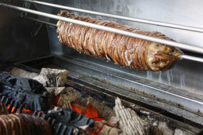 4. Kokoreç - Thổ Nhĩ Kì: Kokoreç nghe không truyền cảm hứng chút nào, song ai đã từng thử món sandwich Thổ Nhĩ Kì này mới hiểu vì sao nó lại được ưa chuộng đến thế trên đường phố Istabul. Một số nội tạng heo, dê được nhồi trong ruột rồi xiên và nướng vàng như là món thịt nướng của Doner Kebab. Phần nướng này dùng để làm nhân bánh sandwich.