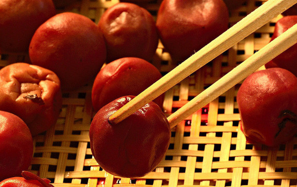 6. Umeboshi tại Nhật Bản được coi là một cứu cánh cho những người đang cồn cào vì quá chén ở xứ sở hoa anh đào. Người ta cho rằng một trái mận ngâm với vị chua và mặn đặc trưng sẽ giúp bạn tiêu hóa tốt hơn cũng như tăng cường chức năng gan và ngăn ngừa buồn nôn.