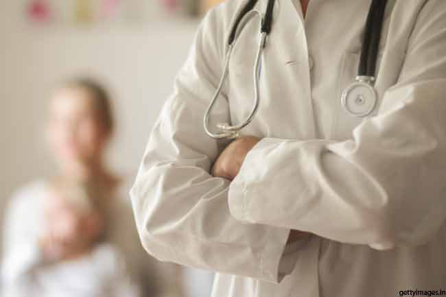 Hỏi ý kiến bác sĩ: Vì các vết loét có thể tái phát và trở thành bệnh mãn tính, thậm chí gây các biến chứng như chảy máu dạ dày, việc điều trị kịp thời là vô cùng quan trọng. Bạn nên hỏi ý kiến bác sĩ trước khi sử dụng các phương pháp trên.