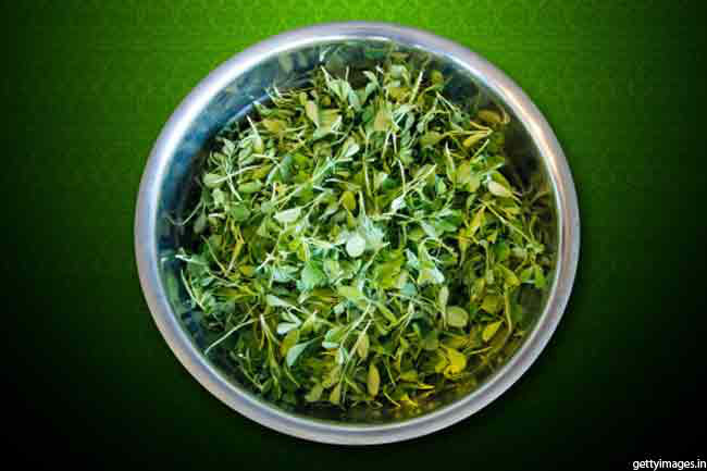 Lá cỏ ca ri: Lá cỏ ca ri hãm lấy nước cũng là một bài thuốc chữa viêm loét dạ dày hiệu quả. Lá cỏ ca ri chứa một chất có tên là mucilaginous giúp tạo lớp màng bảo vệ dạ dày, từ đó giúp chữa lành các vết loét.