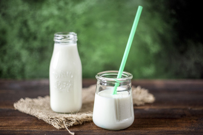 Chuyên gia khuyên hàng ngày, mỗi trẻ nên uống 2-3 cốc sữa tươi, tương đương 400-600 ml để phát triển thể chất. Đặc biệt, trẻ em thành phố càng nên bổ sung sữa tươi nhằm cải thiện tình trạng thiếu vitamin D do đô thị hóa. Ảnh: Internet.