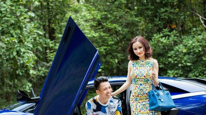 Là vợ đại gia chịu chi có tiếng trong showbiz Việt, Mina Phạm, tên thật là Phạm Thị Hồng Nga, sinh năm 1989, được xem là một cô nàng có phong cách thời trang sang chảnh, cá tính.