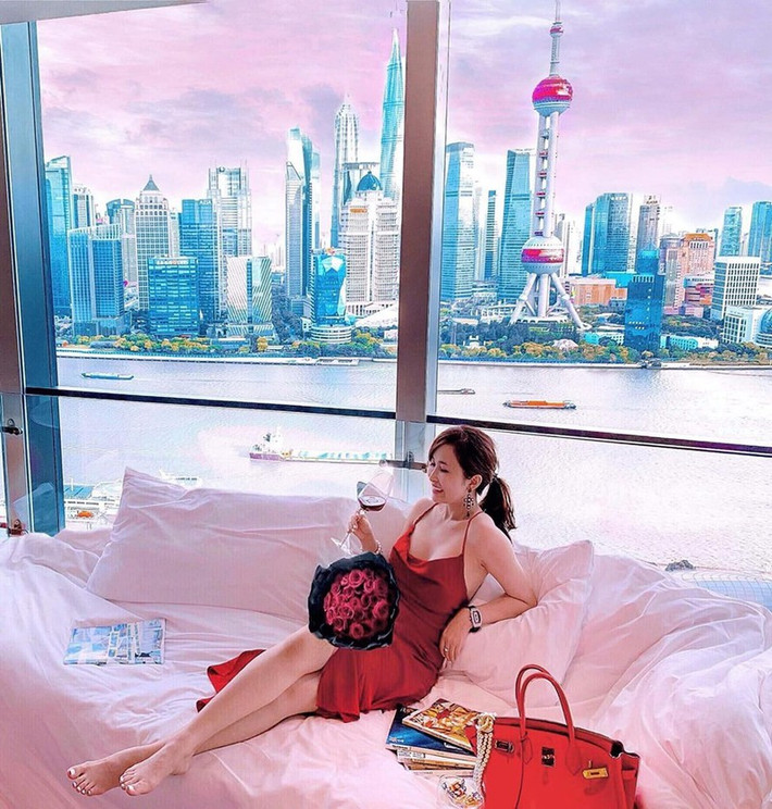 Bà xã Minh Nhựa có cả bộ sưu tập quần áo và túi xách hàng hiệu trị giá hàng tỷ đồng.