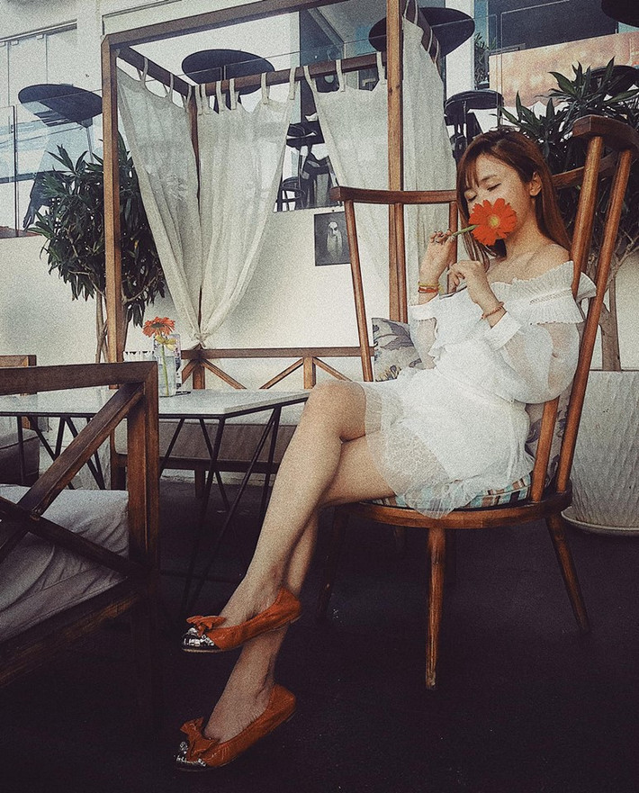 Bà mẹ hai con khá biết tận dụng các mẫu đầm trắng để "ăn gian" tuổi thật.