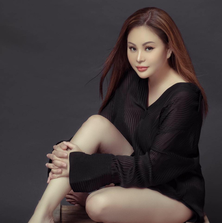 Diễn viên Lê Giang dao kéo toàn bộ cơ thể trừ mắt và môi. Ở tuổi U50, vợ cũ của danh hài Duy Phương vẫn chuộng gu thời trang nóng bỏng, gợi cảm.