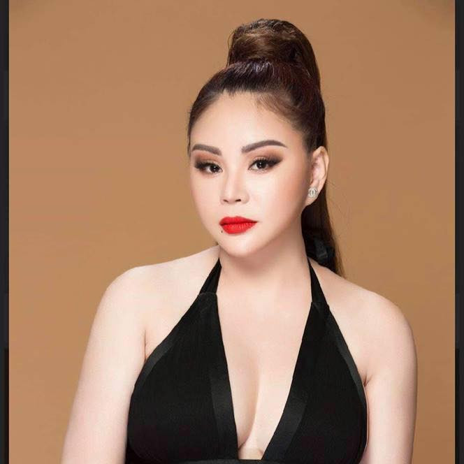 Lê Giang thường xuyên chọn các mẫu đầm khoét ngực sâu để khoe vòng một ngồn ngộn.