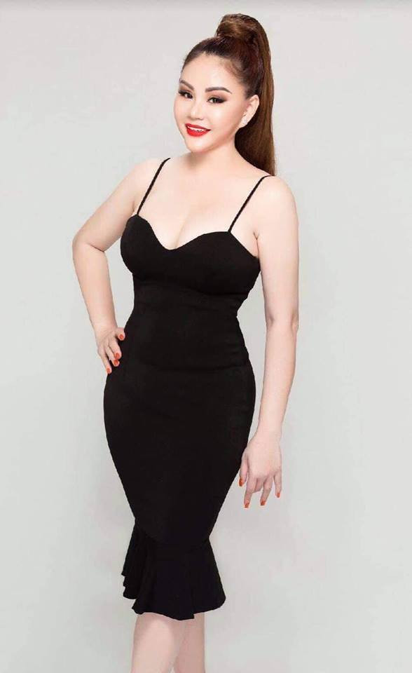 Chiếc đầm hai dây ôm sát giúp nữ diễn viên U50 khoe vóc dáng đồng hồ cát.