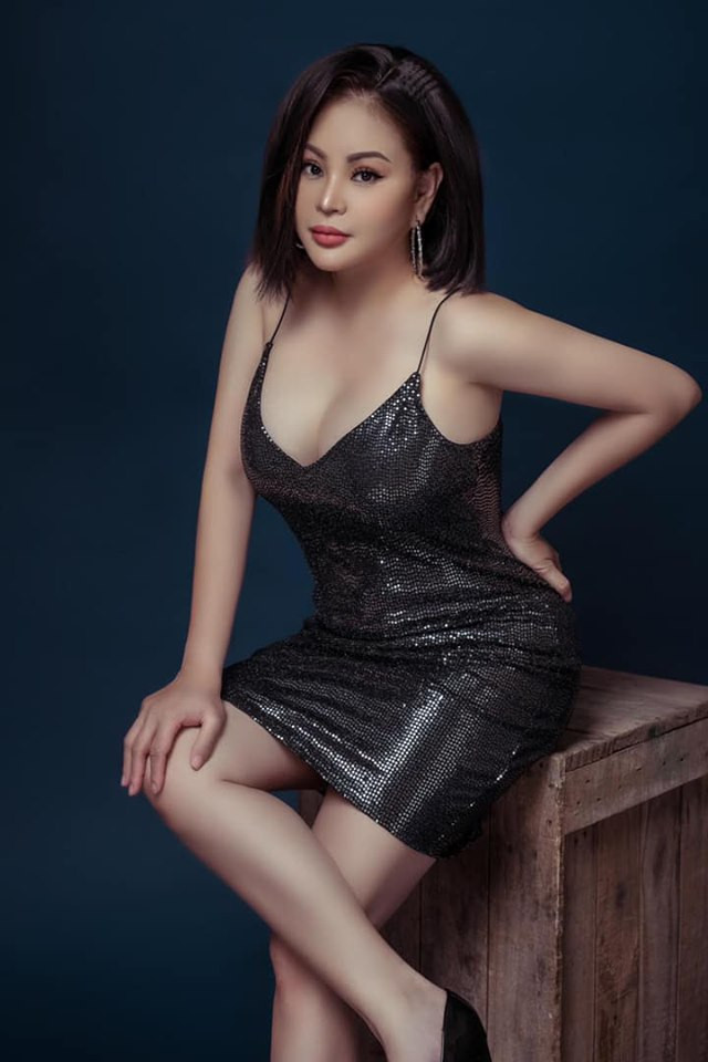 Trong loạt hình mới chia sẻ, danh hài Lê Giang gây chú ý khi mặc chiếc đầm 2 dây đầy sexy, quyến rũ.