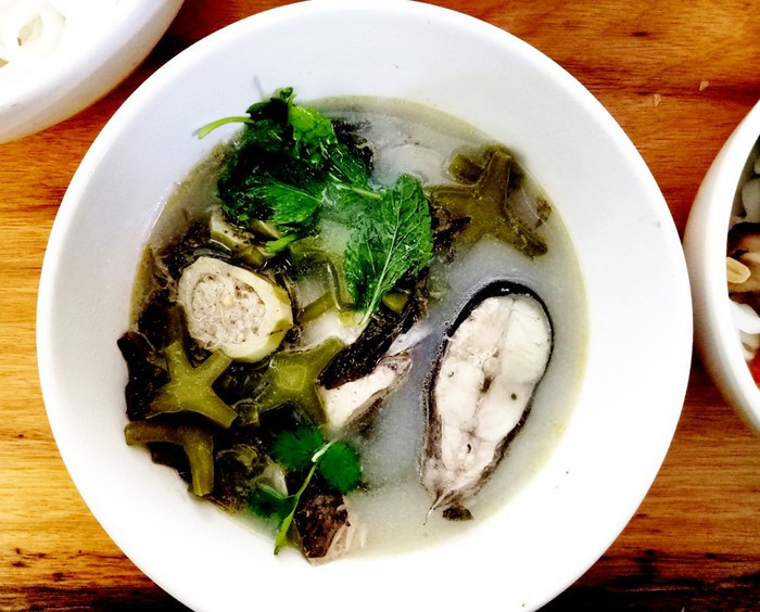 Ngoài canh chua xương rồng và xương rồng xào, người dân xứ Quảng còn sáng tạo thêm một món ăn nữa khá độc đáo là món gỏi xương rồng. Vẫn là những miếng xương rồng đã luộc qua nhưng nay được thêm đậu phộng rang giòn, giã nhỏ rồi trộn đều là có ngay món gỏi thanh mát mà chẳng tốn thời gian.