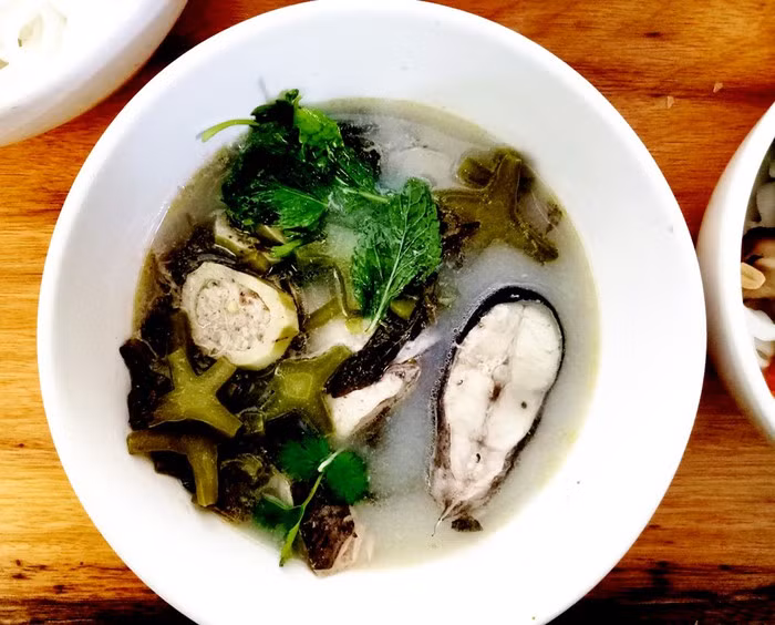 Ngoài canh chua xương rồng và xương rồng xào, người dân xứ Quảng còn sáng tạo thêm một món ăn nữa khá độc đáo là món gỏi xương rồng. Vẫn là những miếng xương rồng đã luộc qua nhưng nay được thêm đậu phộng rang giòn, giã nhỏ rồi trộn đều là có ngay món gỏi thanh mát mà chẳng tốn thời gian.