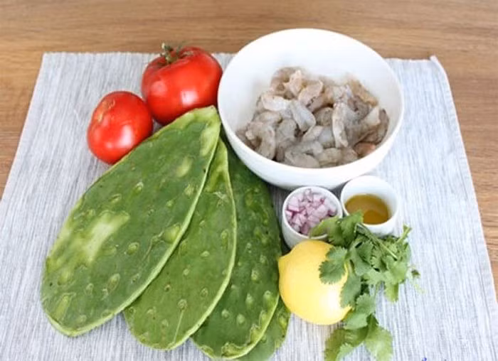 Mùa hè ở xứ cát nóng nực, bữa trưa chỉ cần một bát canh chua xương rồng kèm với chén nước mắm ớt là cả nhà đã có một bữa cơm ngon miệng.