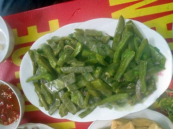 Xương rồng luộc lên có màu vàng như dưa cải muối chua, đem vắt ráo nước là có thể xào, nấu món gì tùy thích. Xương rồng luộc có vị chua chua, thơm nhẹ.