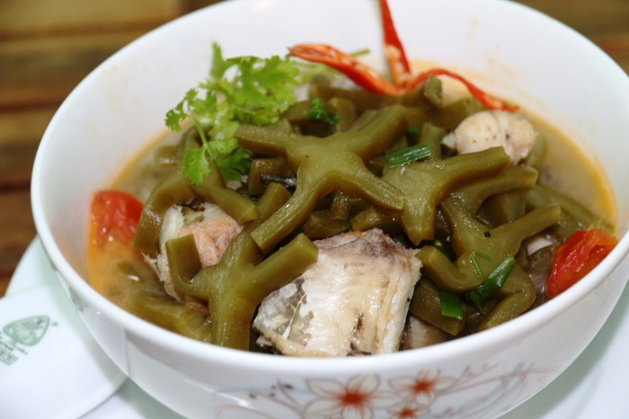 Ít ai nghĩ rằng, loài xương rồng gai góc lại là món ăn kỳ lạ của người dân xứ Quảng. Cây xương rồng có thể chế biến thành rất nhiều món ăn hấp dẫn khiến những ai từng một lần thưởng thức phải nhớ mãi.