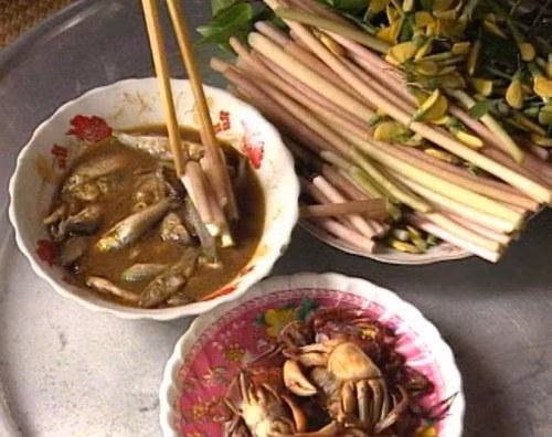 Mắm dùng để kho thường là cá linh hoặc cá sặc. Mắm phải nấu nước sôi bỏ vào, lọc bỏ xương, bỏ sả bằm, rồi tép, hến hay cá lóc được bỏ vào đúng lúc khi mắm vừa sôi lại. Mắm kho thơm ngon hòa quyện vị cay của ớt, the của sả, ngọt của tép, giòn của bông súng.