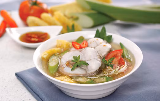 Song, món ăn du khách thường được chiêu đãi khi đến đây vào mùa nước nổi là cá lăng kho thơm, hay cá lăng nấu canh chua. Với hai món ăn này, cá lăng được chiên chín với gia vị rồi mới cho dứa vào.