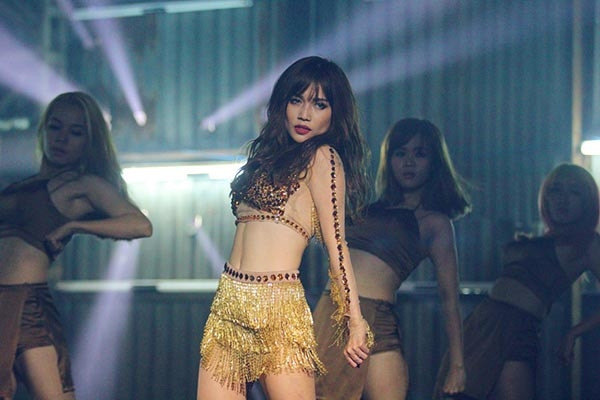 Sĩ Thanh là một trong những giọng ca của showbiz sở hữu cả ngoại hình lẫn phong cách thời trang gợi cảm.