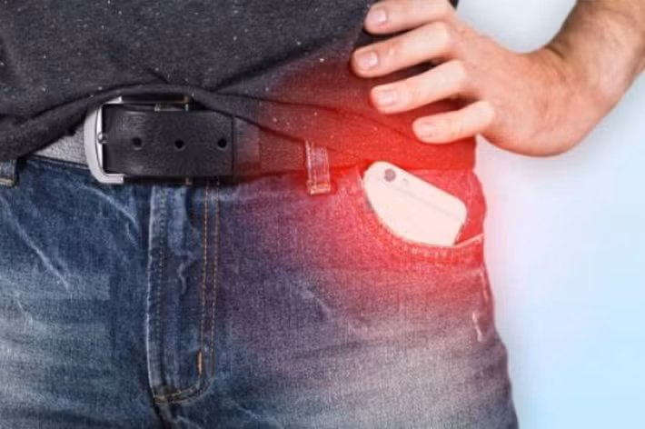 Dùng điện thoại di động: Nhiều nghiên cứu đã chỉ ra rằng, nhiệt và bức xạ tỏa ra từ điện thoại di động có thể làm giảm khả năng vận động của tinh trùng khoảng 8,1%. Từ đó, một trong những hệ quả kéo theo làm giảm khả năng sinh sản, gây vô sinh ở nam giới.