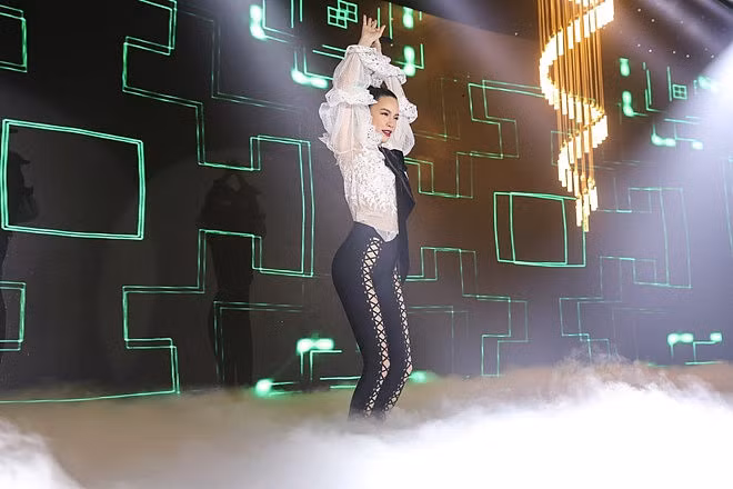 Lên sân khấu mà cô vẫn tự tin diện chiếc quần có những phần hở hang và chiếc áo xuyên thấu.