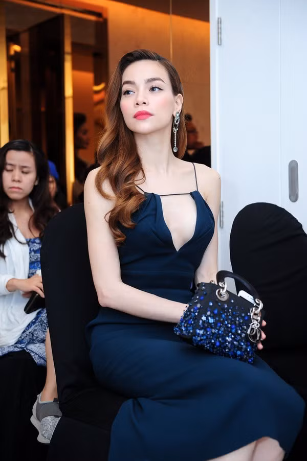 Chiếc áo dây mỏng manh cũng khiến nữ ca sĩ trở thành tâm điểm của sự bàn tán. Ảnh: Internet.