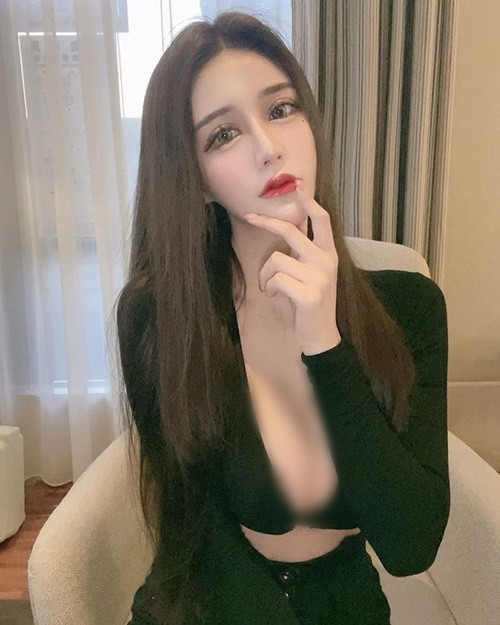 Theo tìm hiểu, Kimmy xuất thân là hot girl mạng xã hội, sau khi được chú ý, cô nàng dấn thân vào con đường người mẫu.