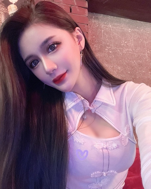 Có nhiều người chê bai Kimmy dao kéo, phẫu thuật mới có nhan sắc như hiện tại, thế nhưng cô nàng không quan tâm.