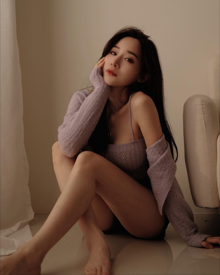 Được biết, số đo hình thể của Văn Văn còn chuẩn hơn cả người mẫu. Cô nàng sở hữu bộ ngực đầy đặn, vòng eo con kiến với chiếc bụng phẳng lỳ và vòng ba săn chắc.