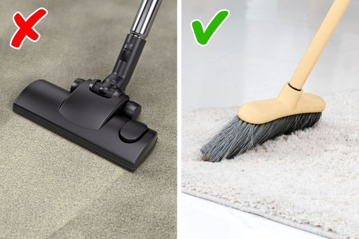 Theo đó, các nhân viên thường dùng chổi để quét dọn trước. Sau 10h sáng thì họ mới sử dụng máy hút bụi. Quy tắc này được áp dụng nghiêm ngặt nhằm tránh tạo ra tiếng ồn ảnh hưởng đến Nữ hoàng Anh và các thành viên hoàng gia vào buổi sáng sớm.