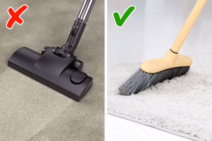 Theo đó, các nhân viên thường dùng chổi để quét dọn trước. Sau 10h sáng thì họ mới sử dụng máy hút bụi. Quy tắc này được áp dụng nghiêm ngặt nhằm tránh tạo ra tiếng ồn ảnh hưởng đến Nữ hoàng Anh và các thành viên hoàng gia vào buổi sáng sớm.