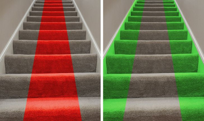 Một quy tắc khác mà các nhân viên làm việc cho Hoàng gia Anh phải tuân thủ là không được đi ở giữa tấm thảm. Theo đó, đội ngũ nhân viên chỉ được phép đi 2 bên phía ngoài tấm thảm trải sàn.